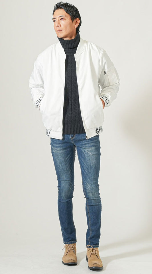 白ジャガードMA-1ジャケット　黒アクリルタートルネックニット　ネイビーテーパードストレッチデニムパンツ　ベージュブーツ　snp_qe0527