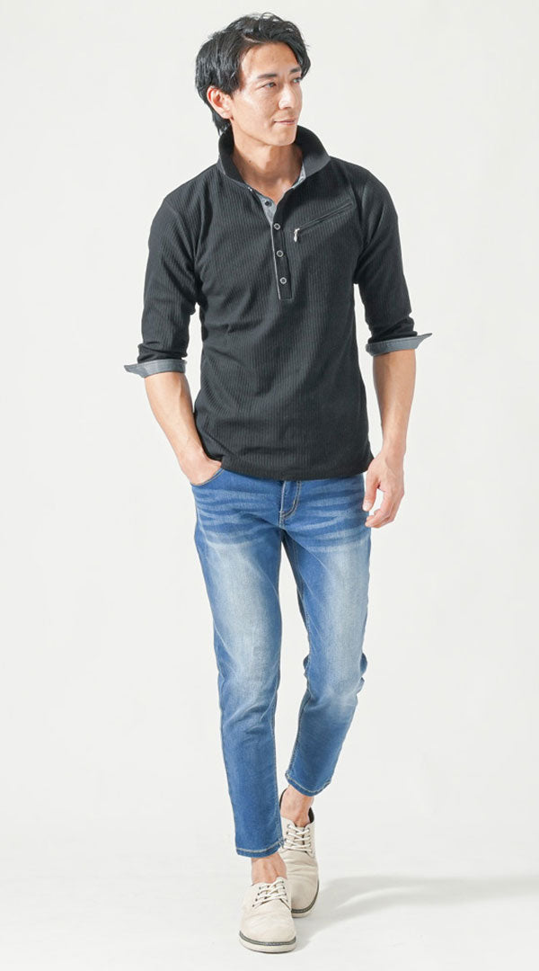 最高気温25度の日に1枚で対応できる黒の長袖ポロシャツとライトデニムを使ったメンズコーディネート