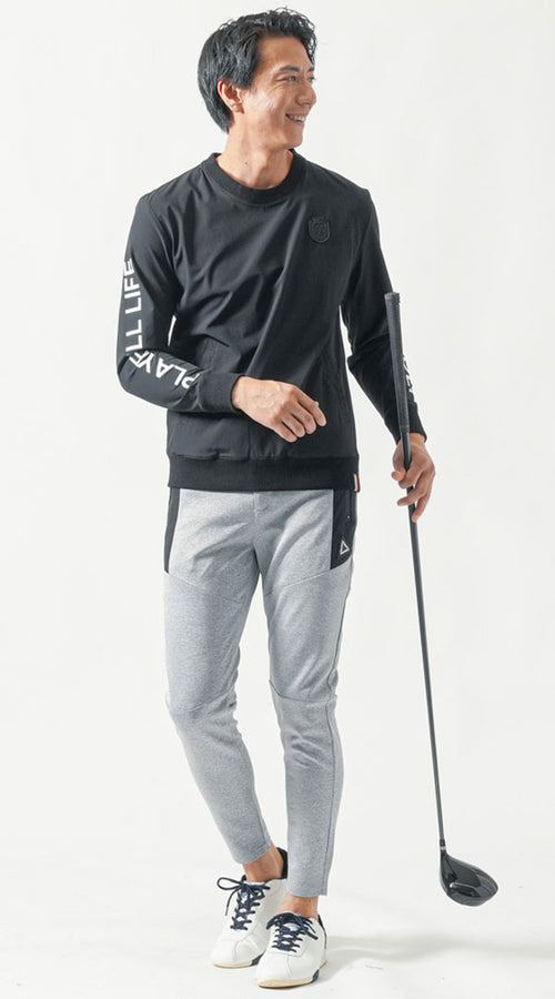 グレーパンツ×黒トレーナー×スニーカーで作るスポーティな秋の休日スタイル