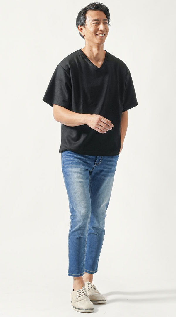 黒半袖VネックTシャツ　ブルースキニーアンクルデニムパンツ　グレーシューズ　snp_ox0233