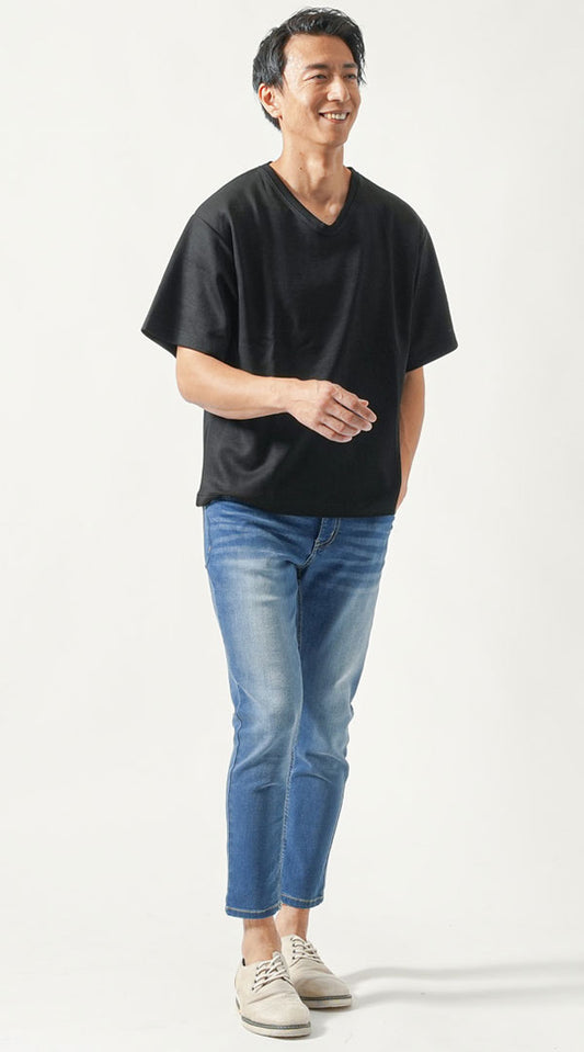 黒半袖VネックTシャツ　ブルースキニーアンクルデニムパンツ　グレーシューズ　snp_ox0233