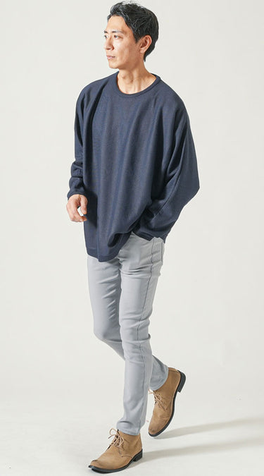 大人の男性にふさわしい自然なカッコ良さがあるネイビーの服×グレーズボンコーデ例