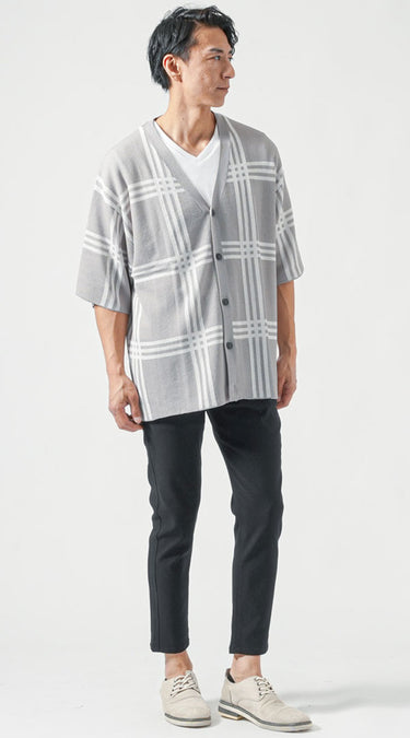 黒チノパンとサマーカーディガンのおしゃれな夏コーデ例