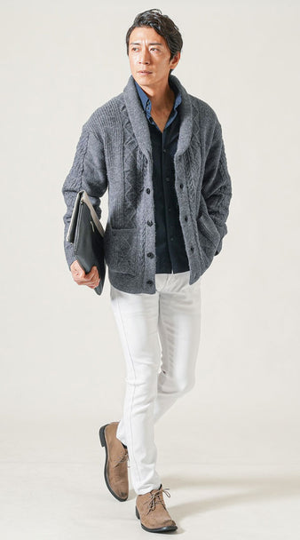 メンズにおすすめのアラン編みショールカラーカーディガンと白パンツを合わせた冬のちょいワルカーディガンコーデ