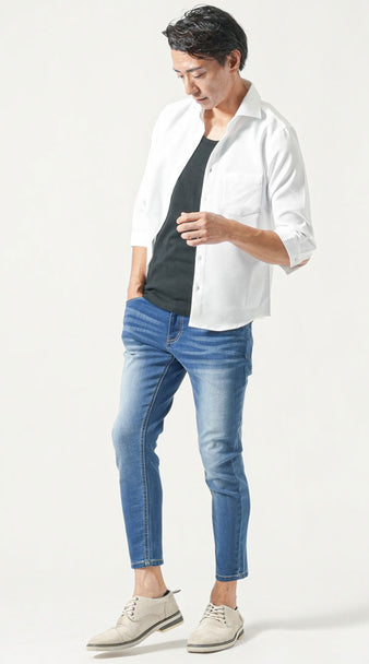 白シャツと濃紺デニムで構成された大人の夏清潔感コーディネート