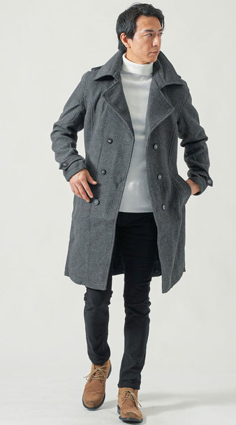 メンズのロングコートに明るいベージュチノパンを合わせたきれいめコーデ