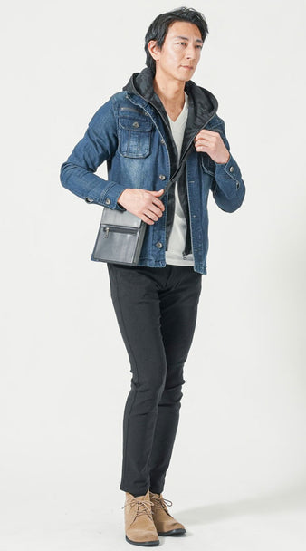 40代メンズにおすすめのカフェや街歩きにぴったりなデニムジャケットと黒パンツに小ぶりなショルダーバッグを合わせたコーデ