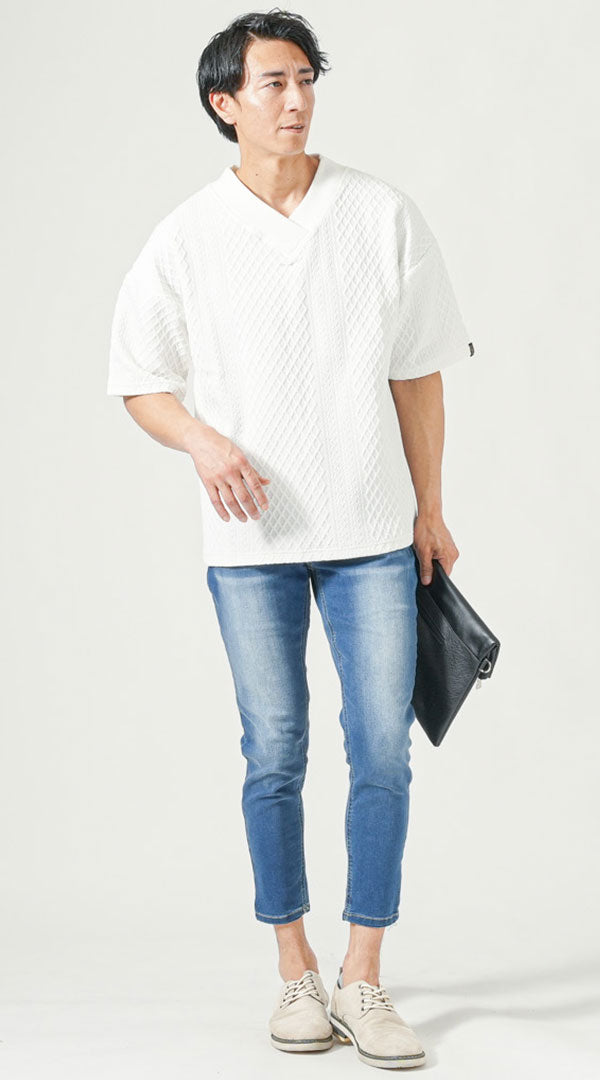白オーバーサイズ半袖VネックTシャツ　ブルースキニーアンクルデニムパンツ　グレーシューズ　snp_ps1032