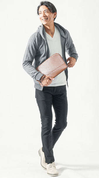 メンズにおすすめのグレーパーカーとクラッチバッグを合わせた秋の大人カジュアルコーディネート