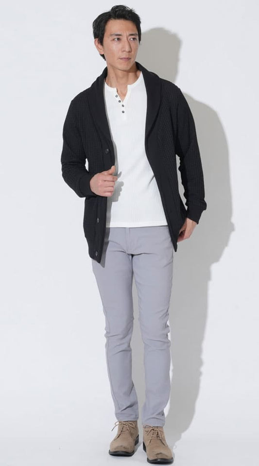 黒ワッフルショールカラーカーディガン　白長袖ヘンリーネックＴシャツ　グレーストレッチ素材スキニーカラーチノパンツ　ベージュブーツ　snp_qi0758