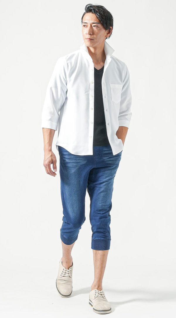 白七分袖シャツ　黒半袖VネックTシャツ　インディゴデニムクロップドジョガーパンツ　グレーシューズ　メンズ コーデ 40代 50代 男性 人気 春 夏 に合う おすすめ 着こなし おしゃれ かっこいい