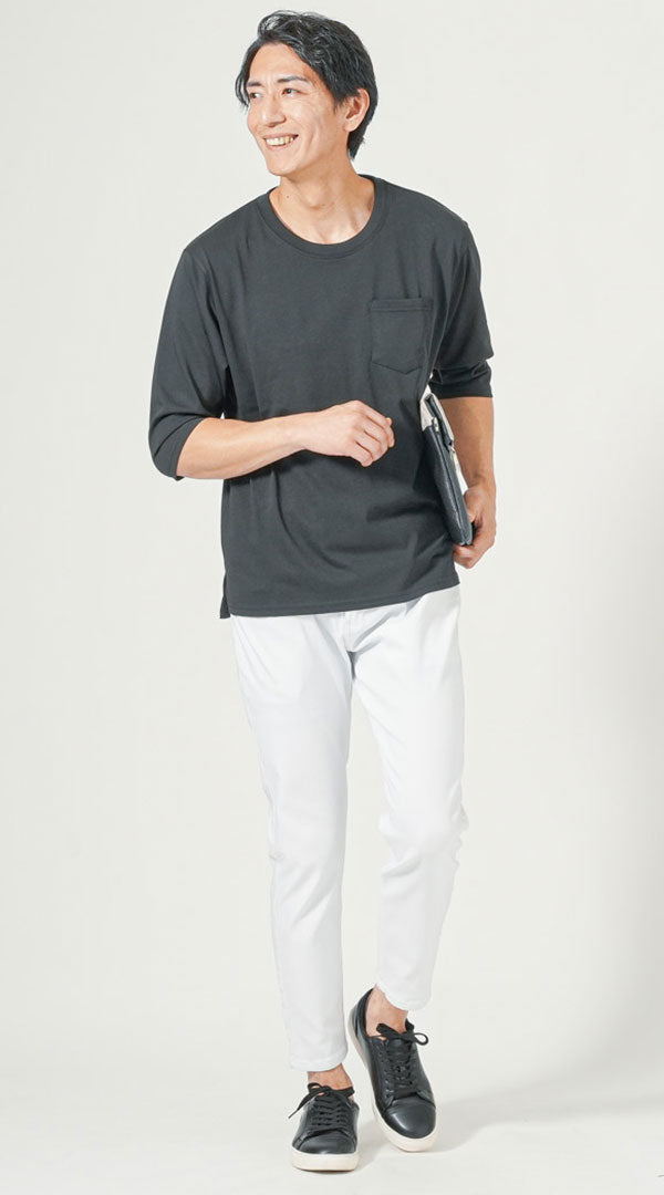 黒七分袖クルーネックTシャツ　白スキニーテーパードアンクルチノパンツ　黒スニーカー　グレークラッチバッグ　snp_pv1405