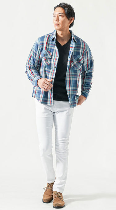 細身チェックシャツと無地のモノトーンインナーのコーデ例