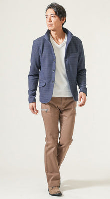 ネイビージャケット×白インナー春コーデ例