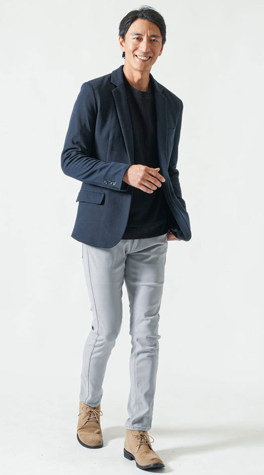 ネイビー長袖テーラードジャケット　黒長袖ニットソートレーナー　グレーストレッチチノパンツ　ベージュブーツ　snp_qb0780