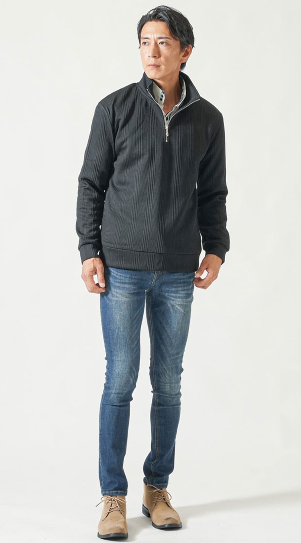 黒長袖ハーフジップアウター　白長袖二枚襟前立てショート丈シャツ　ネイビーストレッチデニムパンツ　ベージュブーツ　snp_pz0572