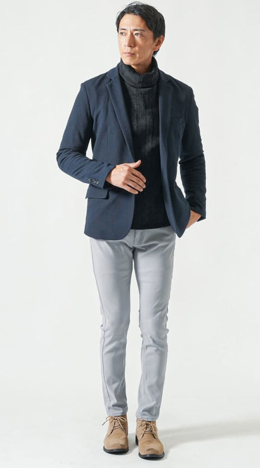 ネイビー美シルエットカットテーラードジャケット　黒ケーブル柄タートルネック長袖ニット　グレーストレッチ素材スキニーカラーチノパンツ　ベージュブーツ　