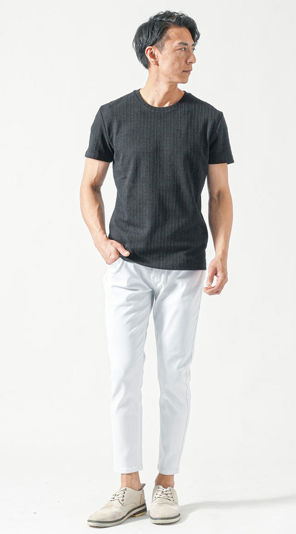 リブ編みの黒Tシャツに白パンツを合わせた、シンプルで清潔感のある大人の夏コーディネート
