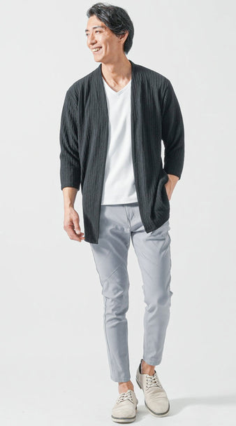 メンズにおすすめの黒の七分袖カーディガンとグレーパンツを合わせた夏のモノトーンちょいワルコーデ