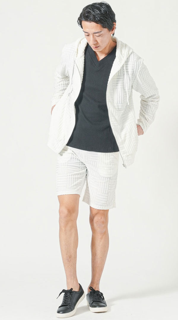 黒Tシャツと白のセットアップショートパンツを合わせた、涼しげなメンズ夏コーデ