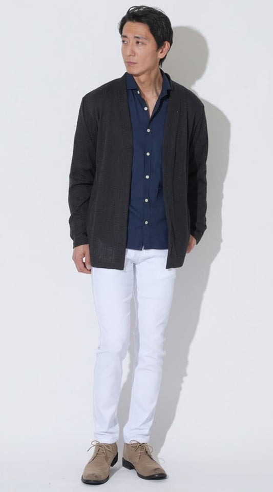 黒ニットソー長袖カーディガン　ネイビーVゾーンがきれいな襟シャツ 　白ストレッチ素材スキニーカラーチノパンツ　ベージュチャッカブーツ　snp_qi1068