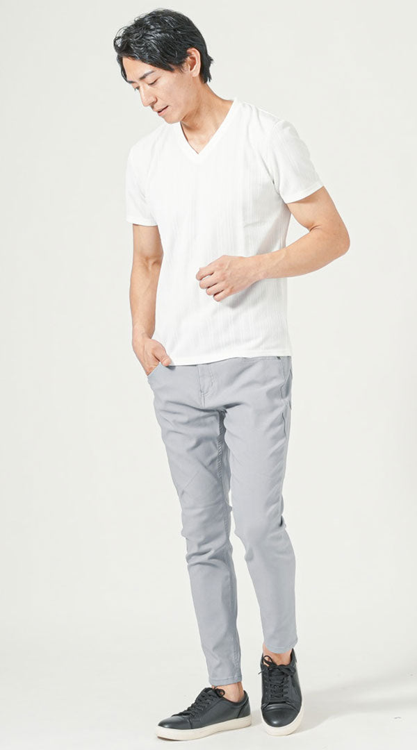 白半袖VネックTシャツ　グレースキニーテーパードアンクルチノパンツ　黒スニーカー　snp_pv1203