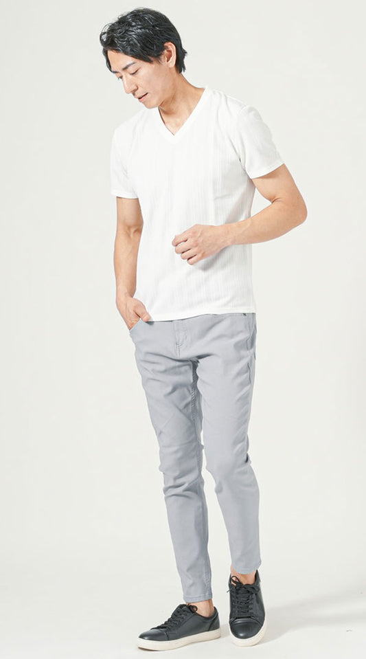 白半袖VネックTシャツ　グレースキニーテーパードアンクルチノパンツ　黒スニーカー　snp_pv1203