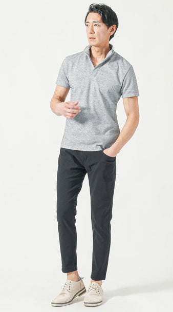 40代男性の夏の飲み会向けコーデ グレーの半袖ポロシャツに黒パンツ、ライトグレースエードシューズを合わせた清潔感あるシンプルスタイル