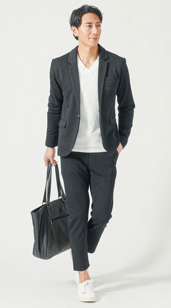 メンズにおすすめの白スリムフィットTシャツとセットアップのレイヤードコーデ