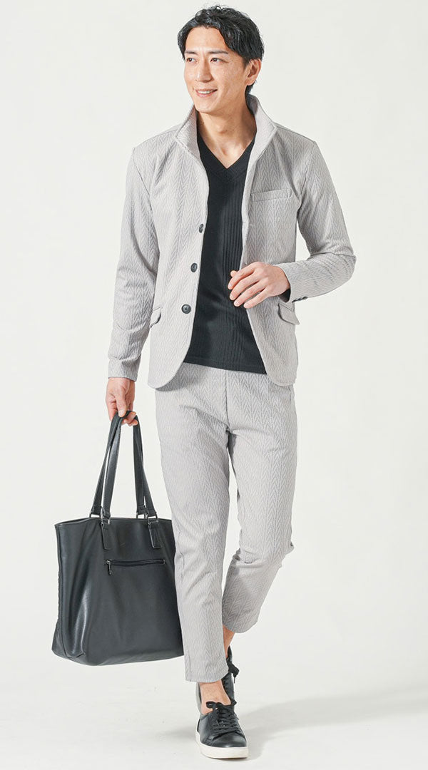 グレースタンドカラー長袖ジャケット　黒長袖VネックTシャツ　グレーテーパードアンクルチノパンツ　黒スニーカー　黒トートバッグ　snp_po0095