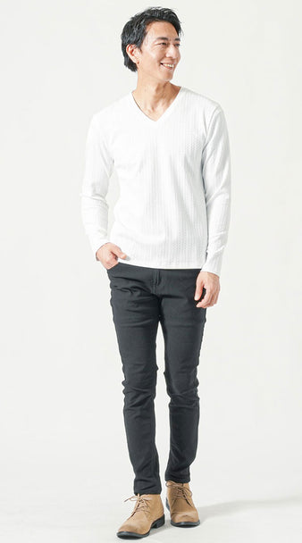 メンズの白のスリムフィット長袖Tシャツと黒パンツの細見えコーデ