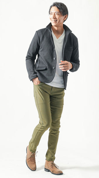 黒ジャケットと明るめカーキパンツを合わせた大人のカジュアルコーディネート