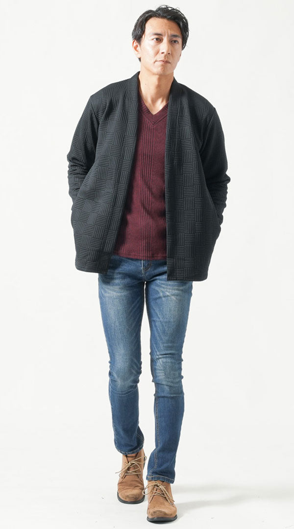 メンズにおすすめの秋コーデ|ボルドーニットとジーンズを黒ジャケットで引き締めた落ち着きのある着こなし