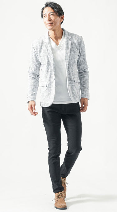 ライトグレー（薄いグレー）の服×黒パンツコーデ例