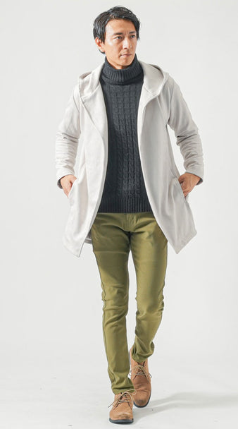 メンズの淡色ロングコートとカーキチノパンを組み合わせた秋冬コーデ