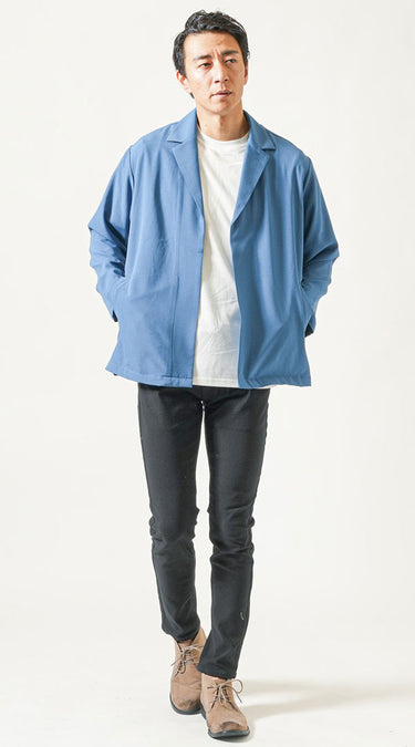 黒チノパンとカジュアルジャケットのおしゃれな秋コーデ例