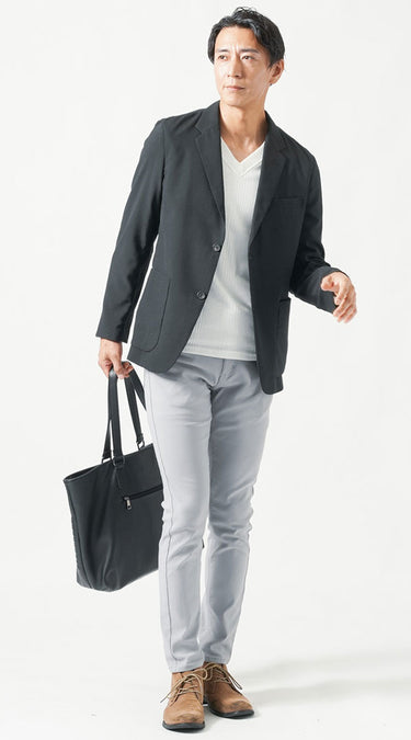 大人の男性にふさわしい自然なカッコ良さがある黒のトップス×グレーパンツコーデ例