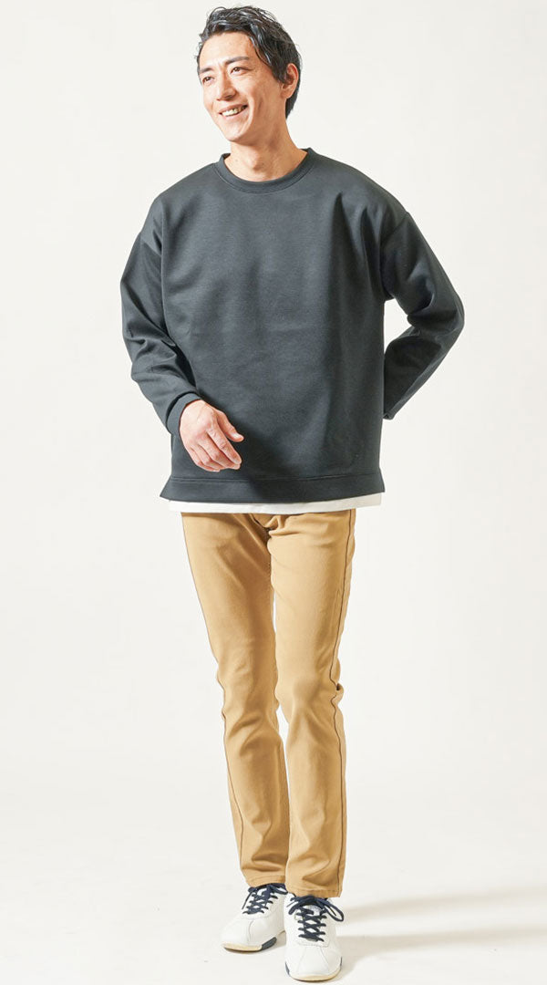 黒Tシャツとベージュパンツのすっきり見せモダンカジュアルコーデ