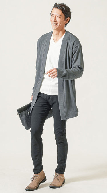 黒ズボン・パンツに合うカーディガンとのバランスを考えた冬におすすめの黒のズボンのメンズコーデ例