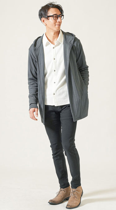 シャツ×黒パンツのメンズコーデ