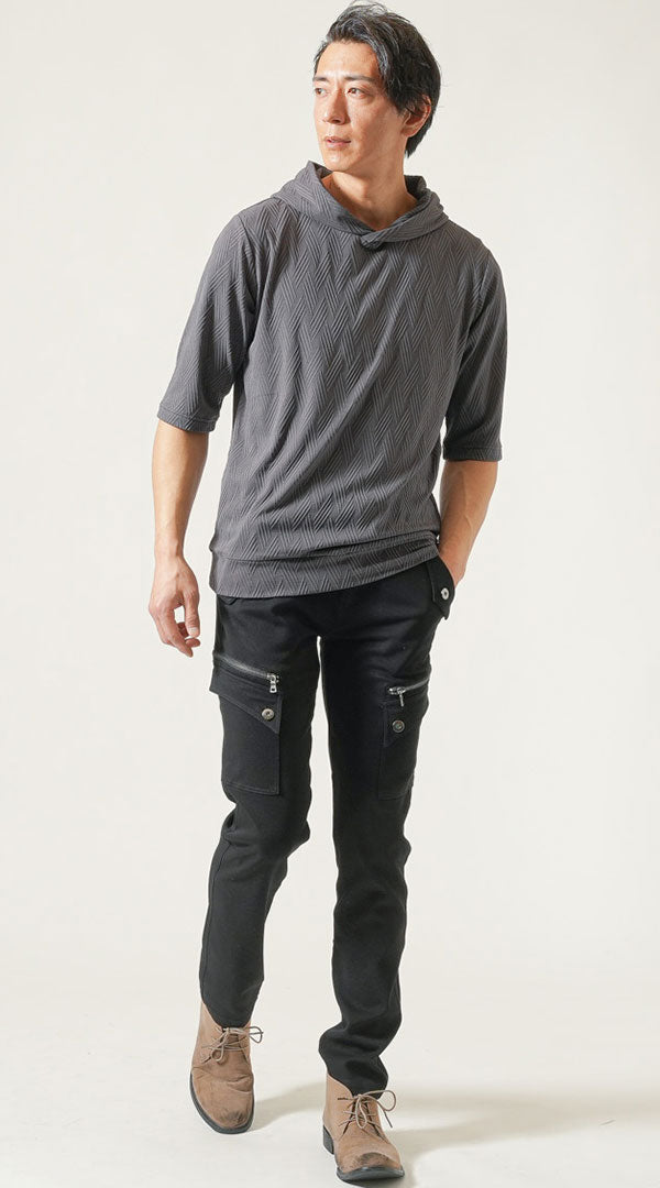 メンズにおすすめの黒カーゴパンツとグレープルオーバーを合わせた30代向けのシンプルコーデ例