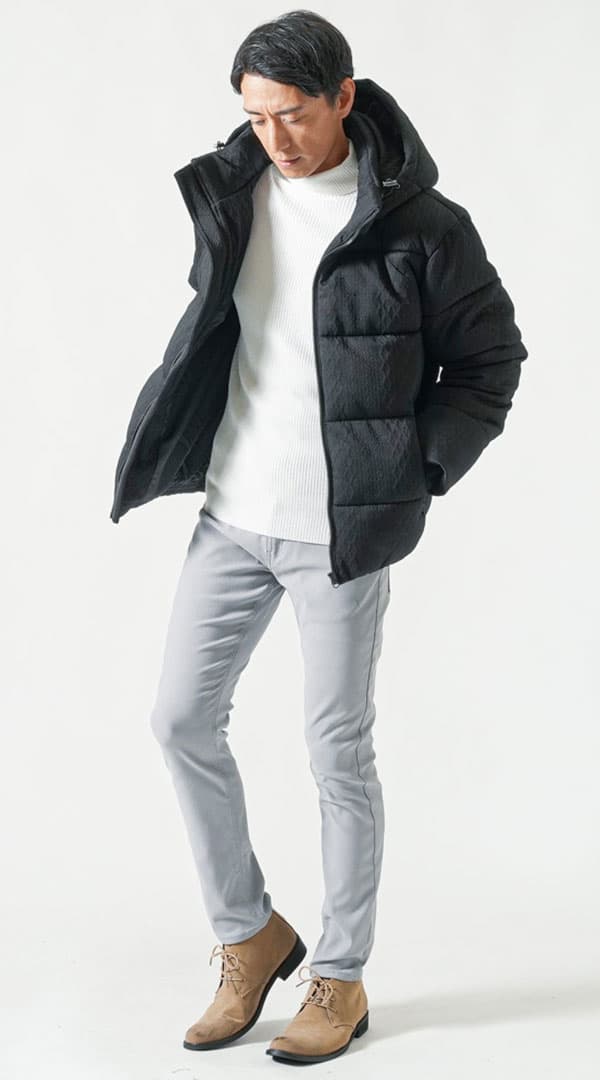 黒中綿ファイバーダウンジャケット　白スリムタートルネックニット　グレースキニーカラーチノパンツ　ベージュブーツ　snp_qb0959
