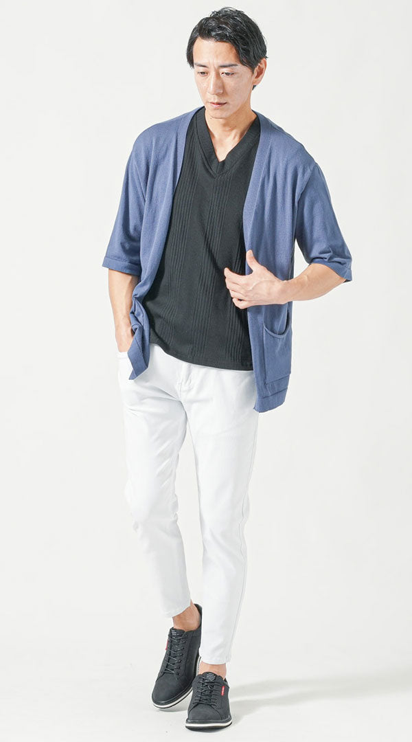 ブルー五分袖サマーニットカーディガン　黒半袖VネックTシャツ　白スキニーテーパードアンクルチノパンツ　黒スエードローカットスニーカー　snp_pp0279