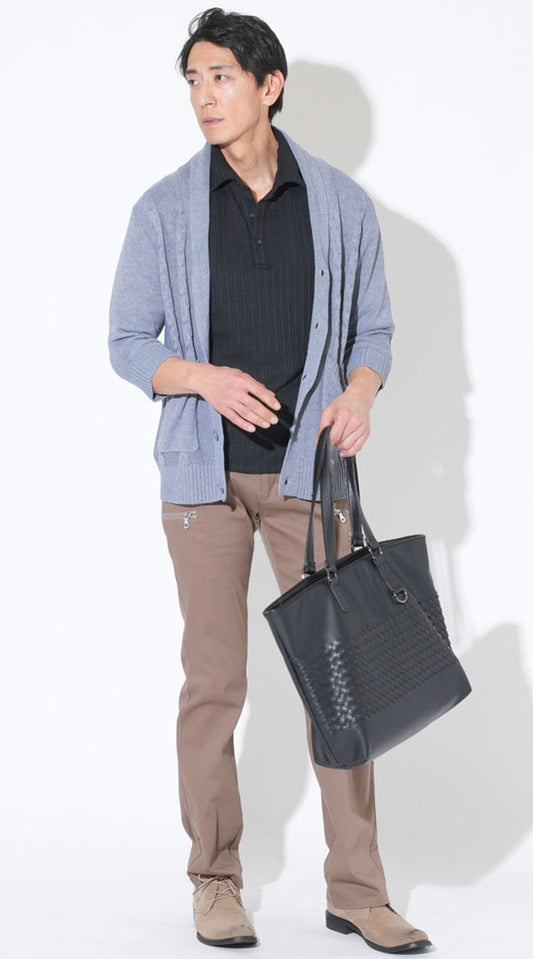 グレー7分袖ショールカラーカーディガン　黒ホリゾンタルカラー7分袖ポロシャツ　ネイビーテーパードストレッチデニムパンツ　ベージュブーツ　snp_qt1063