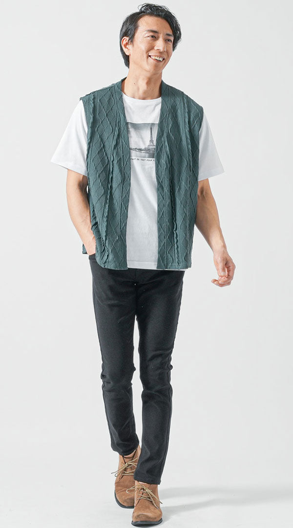 白プリントTとグリーンベストを合わせた大人カジュアルの夏コーデ