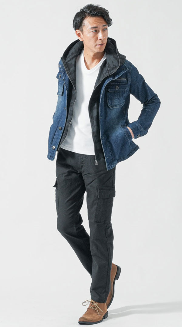 メンズにおすすめの黒カーゴパンツとデニムジャケットを重ねた秋のカジュアルコーデ例
