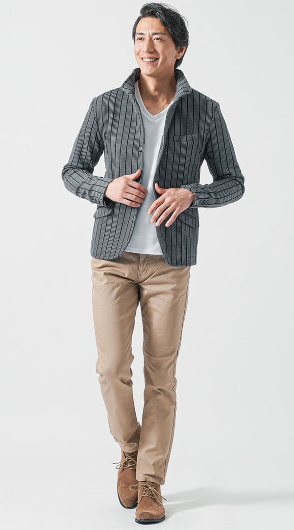 メンズにおすすめのブラックジャケットとグレーテーパードパンツのコーディネート・Tシャツをスマートに見せるイケオジ向け着こなし