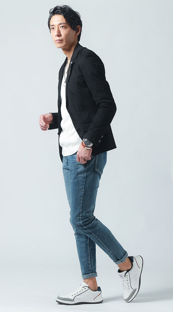 黒テーラードジャケット　白長袖Tシャツ　ブルーデニムパンツ　白スニーカー　snp_iy1683