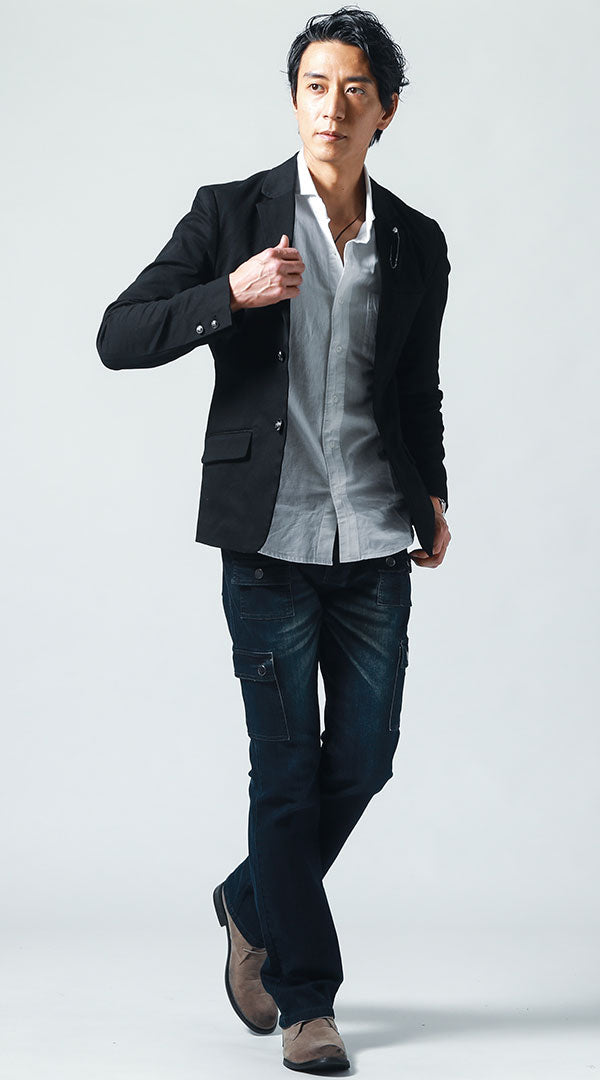 黒テーラードジャケット　白長袖シャツ　インディゴデニムパンツ　ベージュブーツ