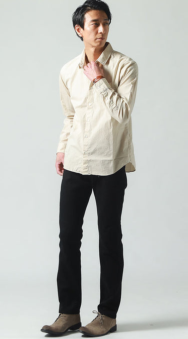 ベージュシャツのメンズコーデ